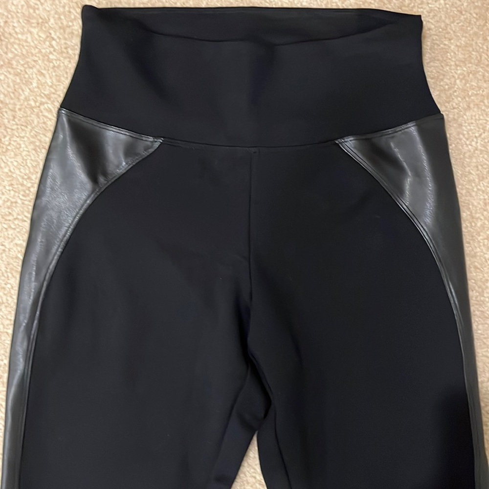 Assets by Spanx leggings moto/faux leather leggings size small